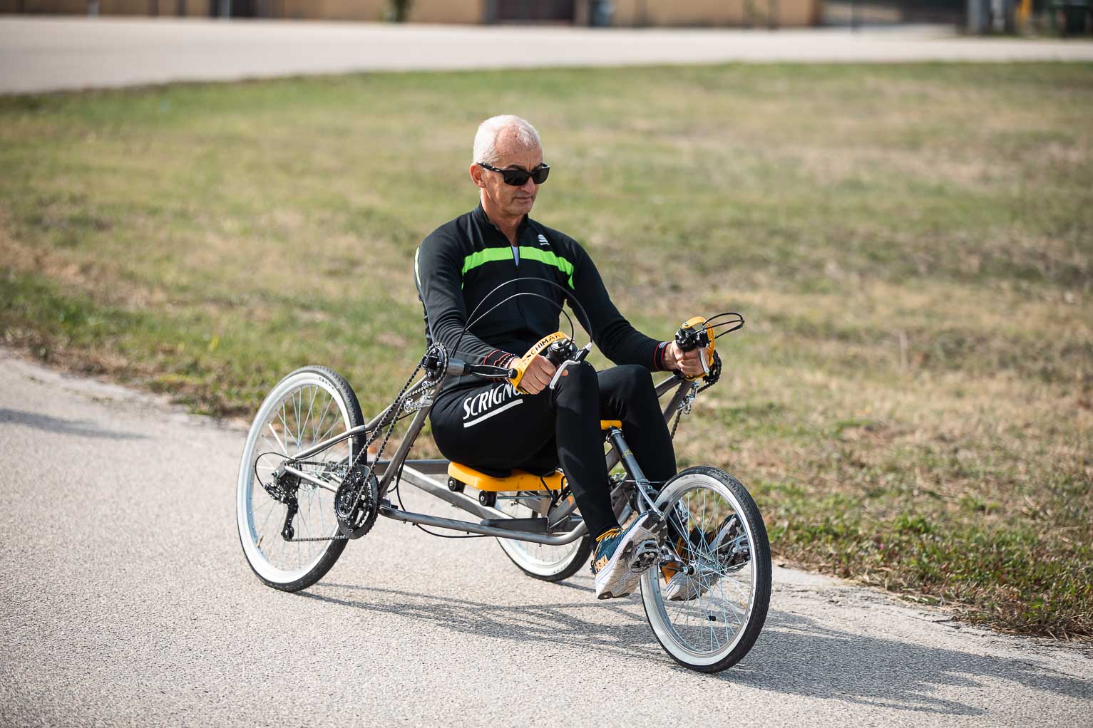 Due T.B. Bike, verde e grigia, su una pista asfaltata