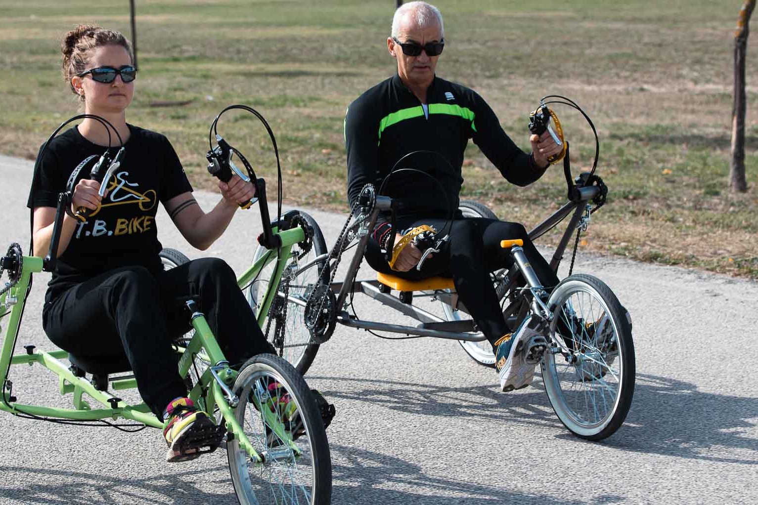 Due T.B. Bike affiancate, una verde e una grigia, sulla pista