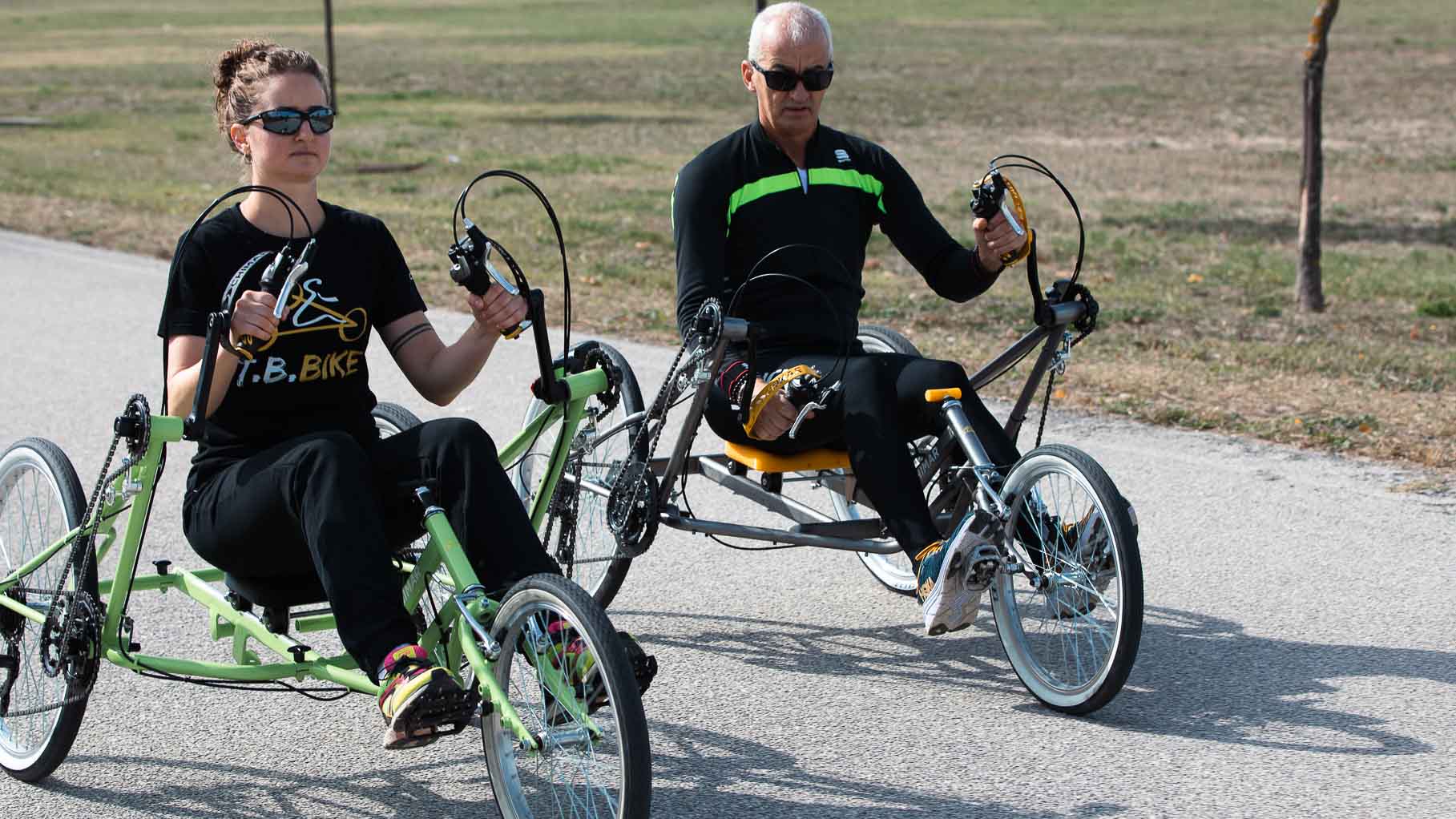 Due T.B. Bike affiancate, una verde e una grigia, sulla pista