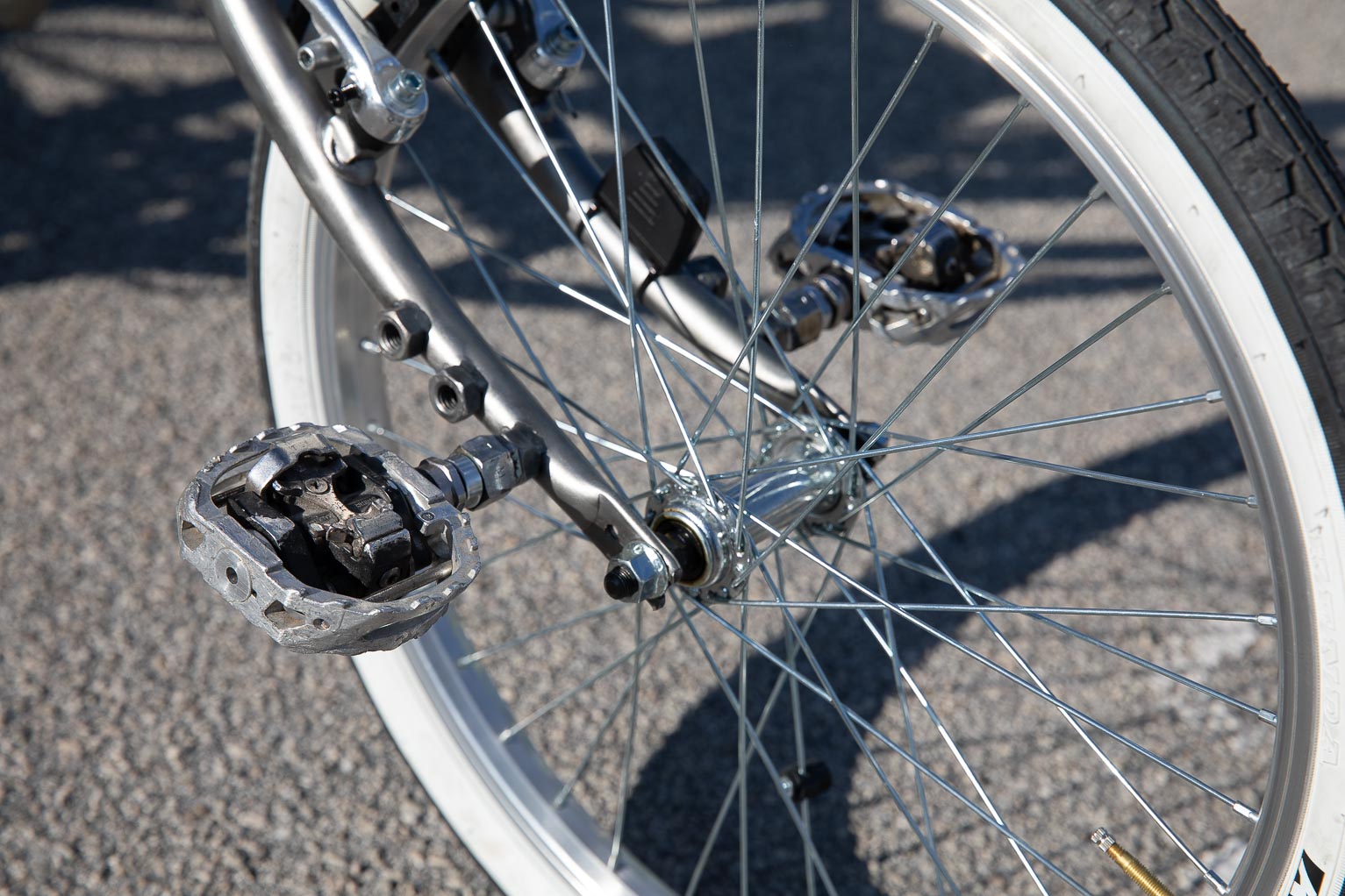 Pedale e ruota anteriore di T.B. Bike