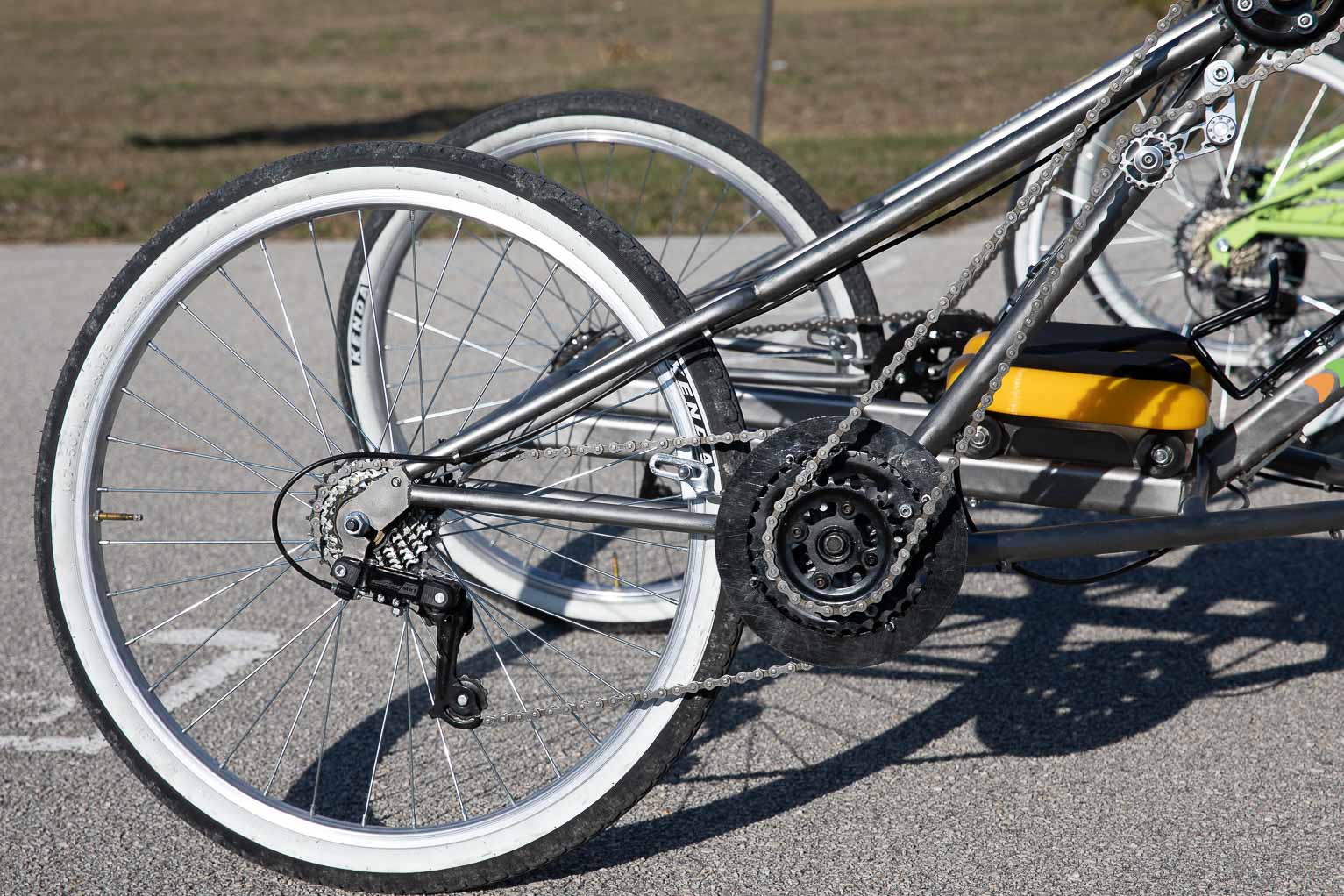 Ruote posteriori e catena di T.B. Bike grigia