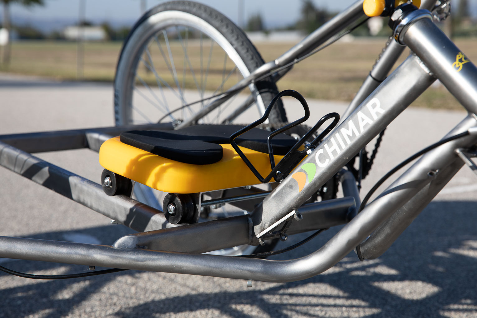 Sedile giallo scorrevole sul telaio di T.B. Bike