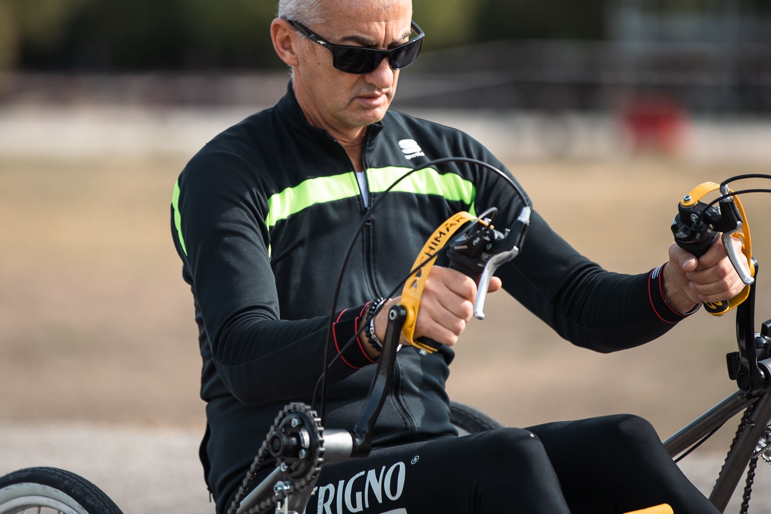 Due persone in sella a T.B. Bike, una verde e una grigia