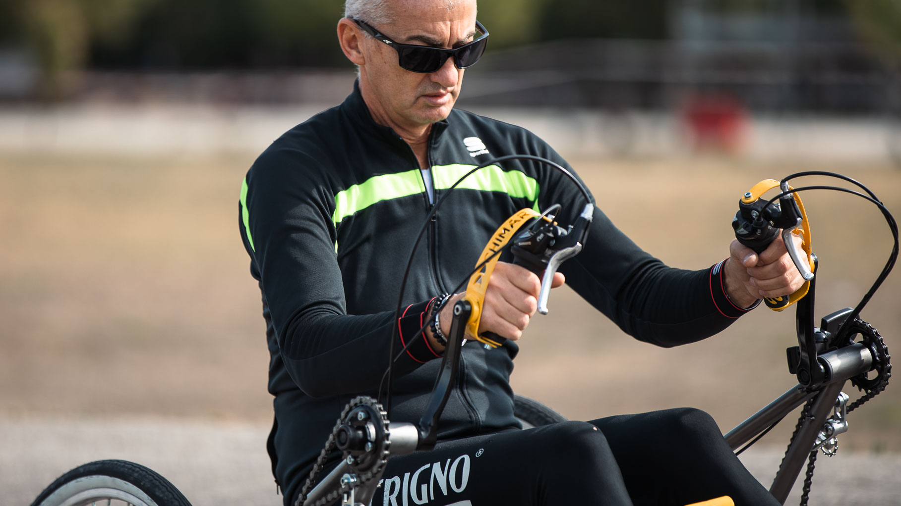 Due persone in sella a T.B. Bike, una verde e una grigia