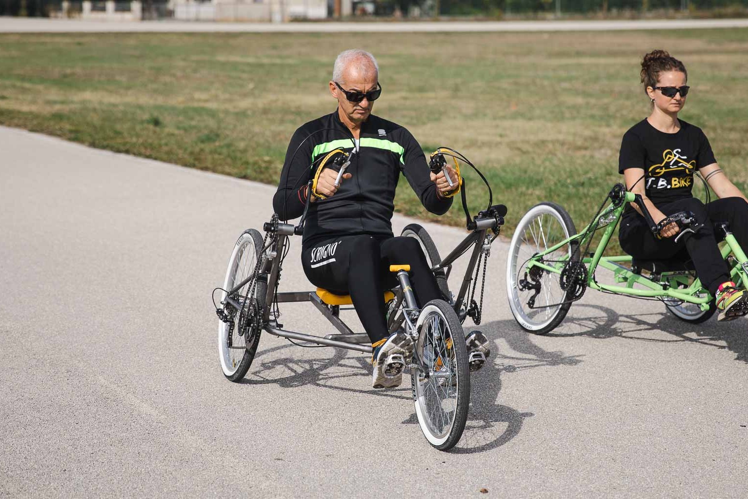 Dettaglio di T.B. Bike grigia in movimento sulla pista
