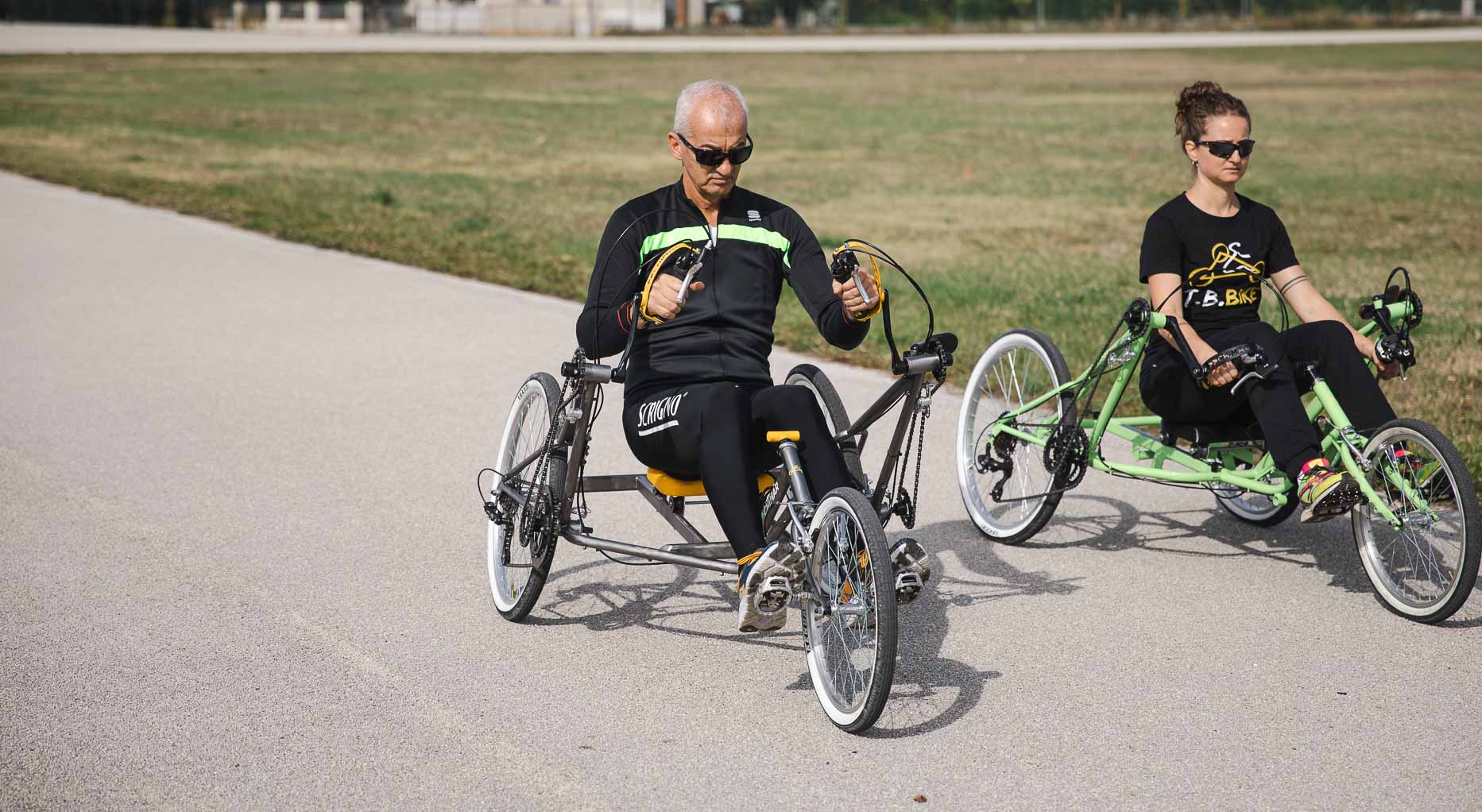Dettaglio di T.B. Bike grigia in movimento sulla pista