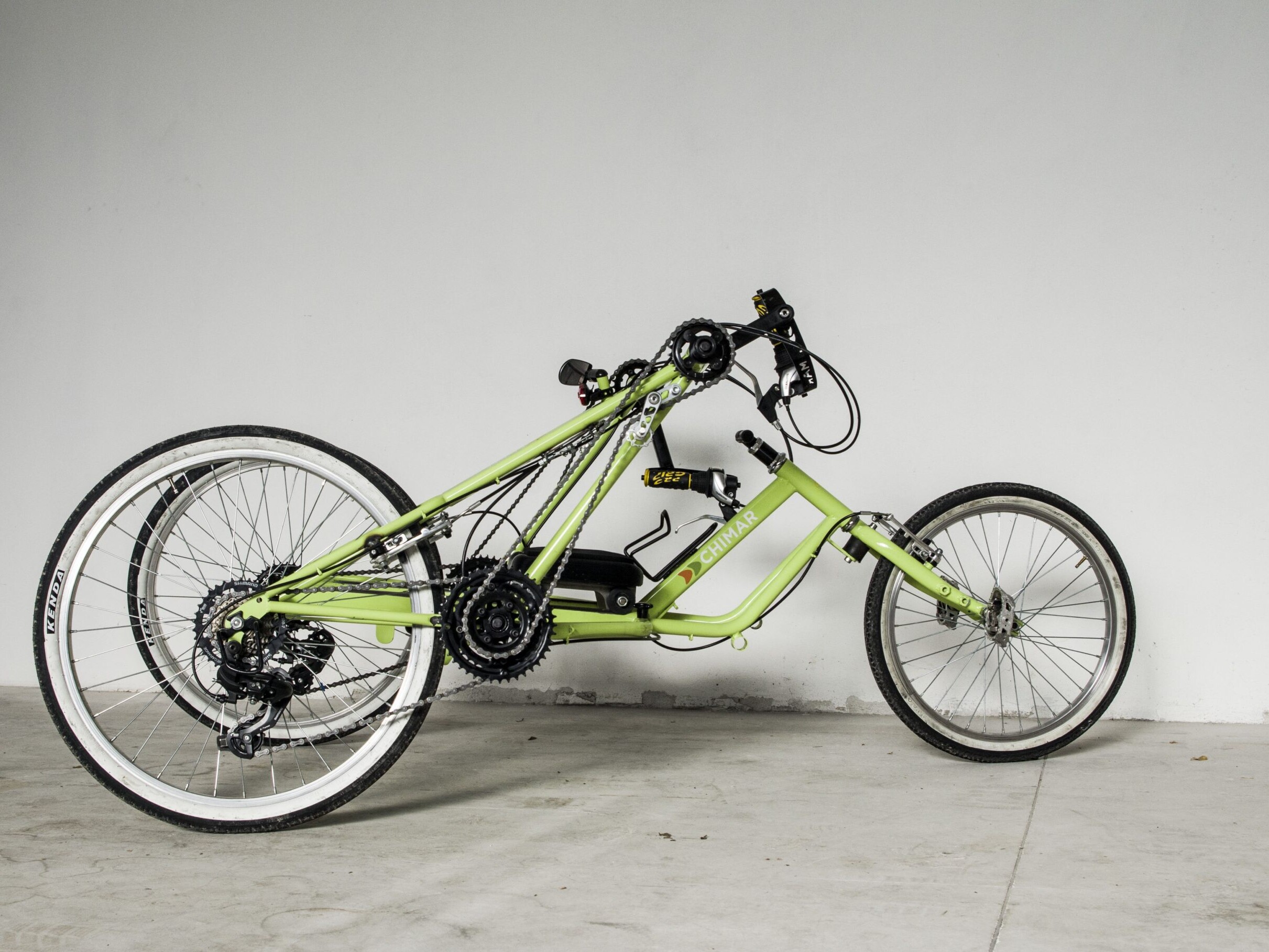 T.B. Bike verde fotografata di lato in studio