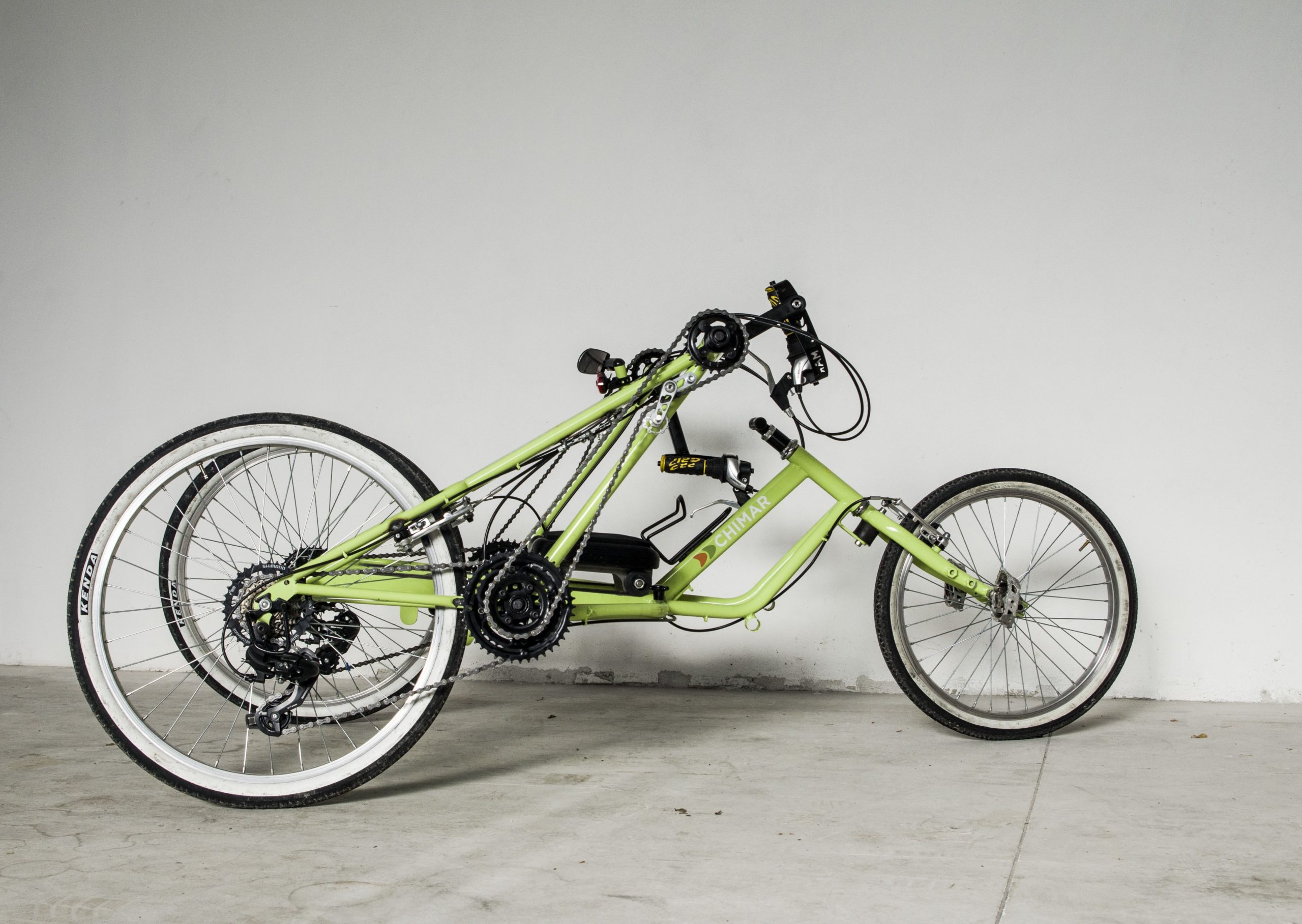 T.B. Bike verde fotografata di lato in studio